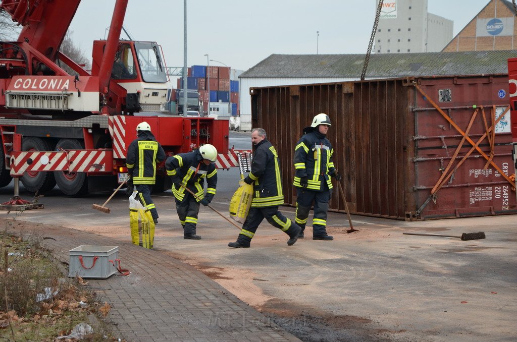 LKW umgestuerzt Niehler Hafen P232.JPG